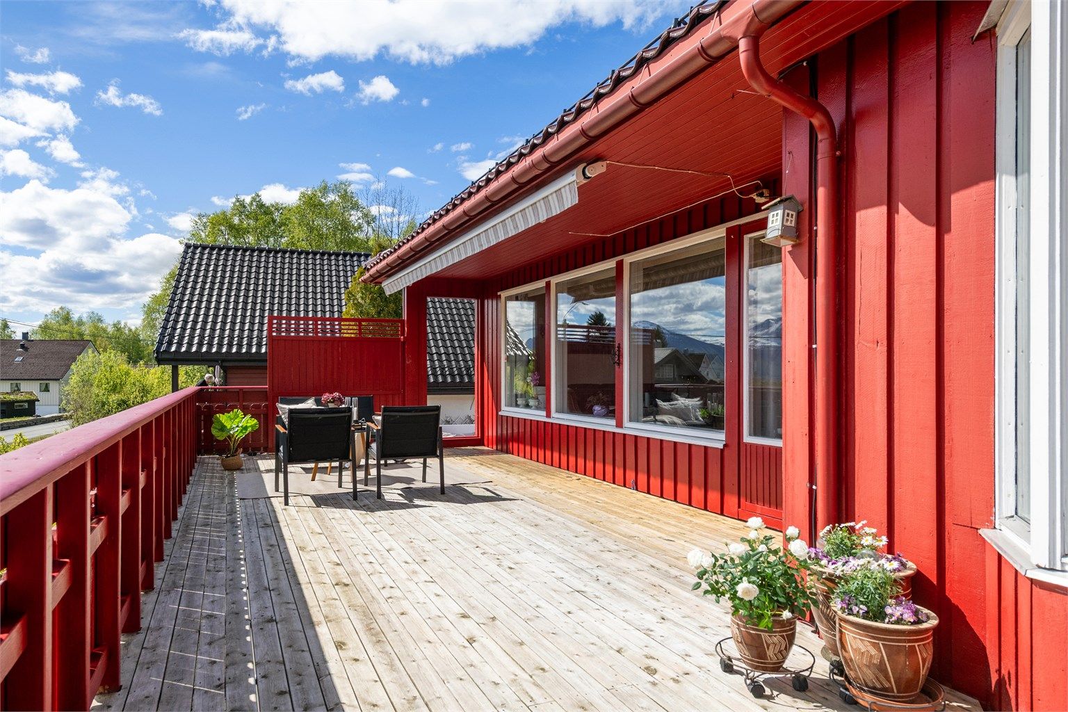 Terrassen har trerekkverk og er et flott sted for å nyte utelivet.