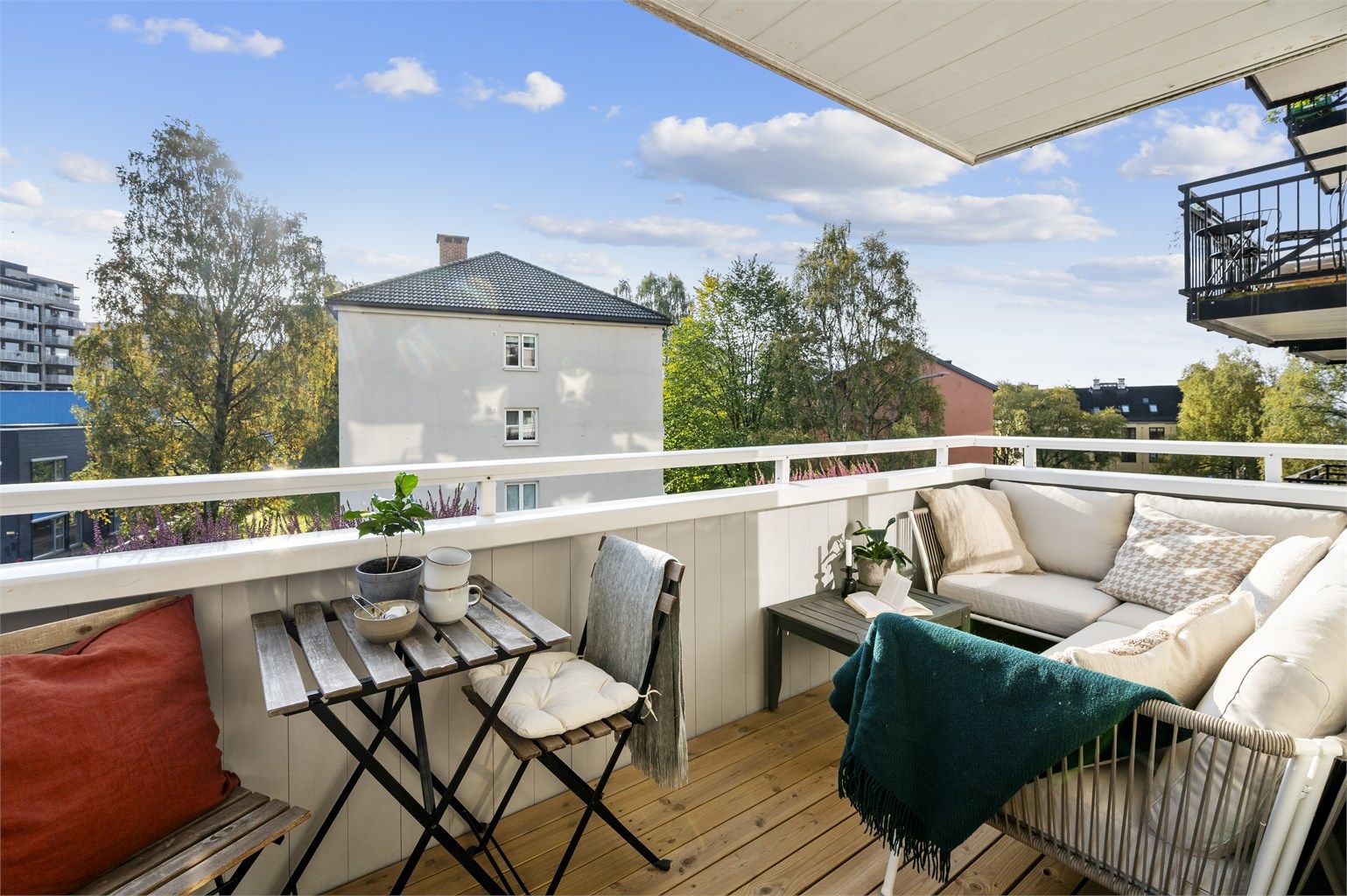 Leiligheten har en stor og solrik balkong på ca. 8 kvm. Selger opplyser om sol fra ca kl 8 til ca kl 14. Her kan man innrede med utemøblement og beplantning.