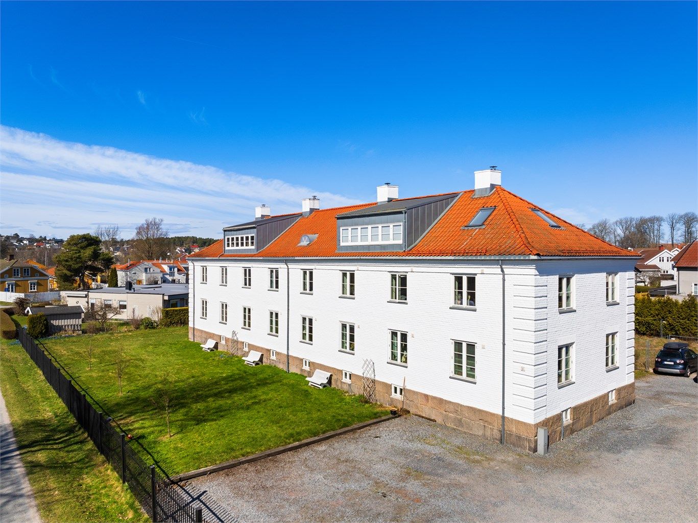 I historiefylt bebyggelse fra tidlig 1900-tallet ble moderne leiligheter etablert rundt 2010. Leiligheten ligger fint til i andre etajse. 