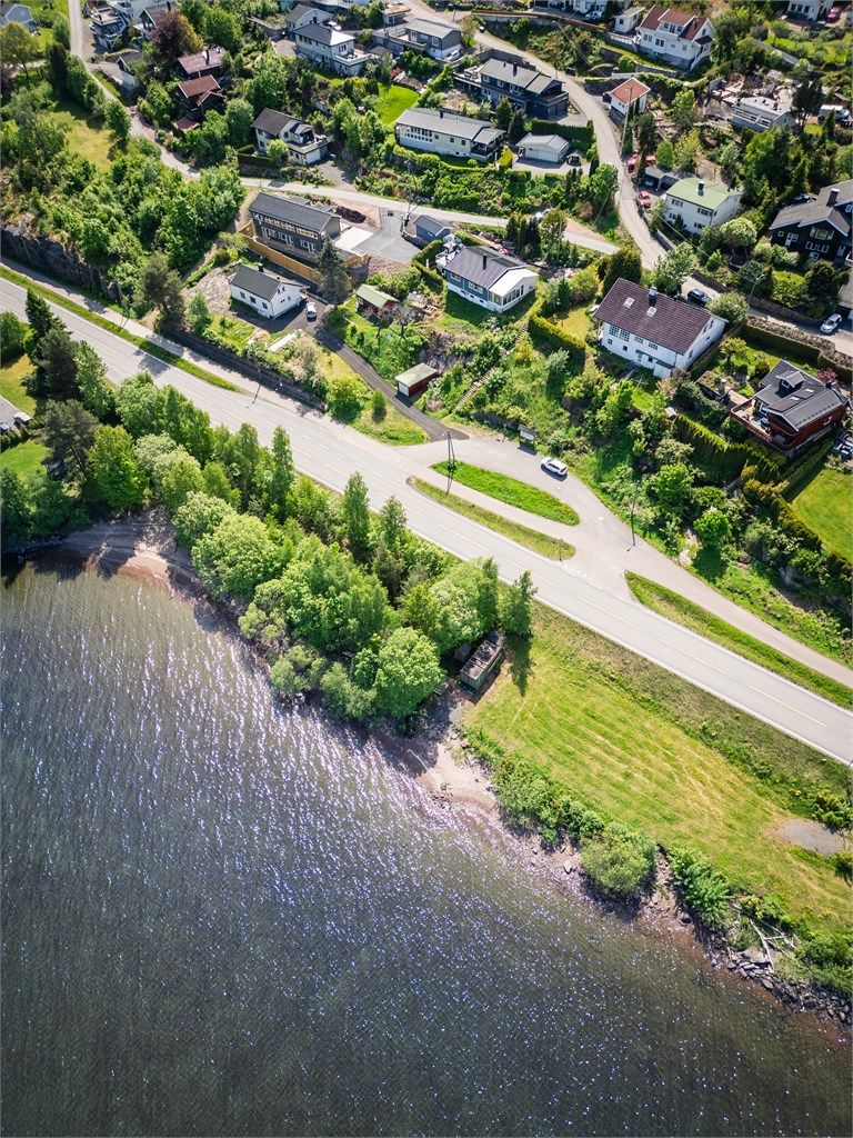 Kort vei til fjorden med bl.a. Tangen Fjordpark som har badestrand, beachvolleyballbane m.m.