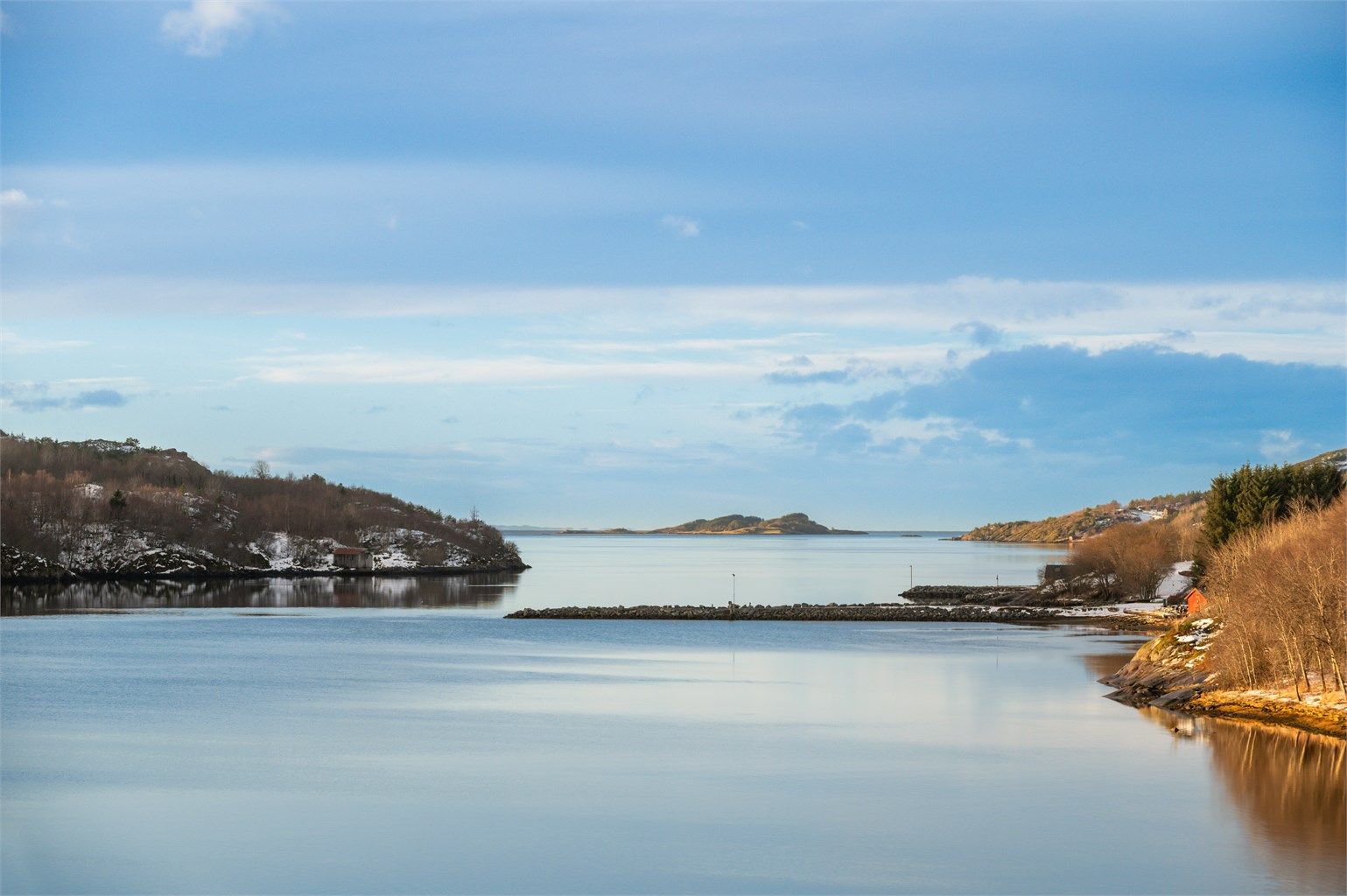 Her kan man nyte en nydelig utsikt og fantastiske solforhold. Selger opplyser om solgang fra ca. kl. 07:00 - 23:00 på sommerstid. 