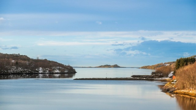 Her kan man nyte en nydelig utsikt og fantastiske solforhold. Selger opplyser om solgang fra ca. kl. 07:00 - 23:00 på sommerstid.