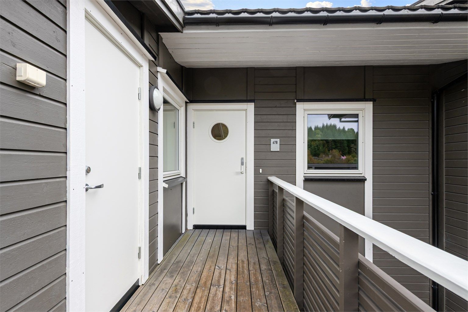 Adkomst til leiligheten skjer via en romslig nordvestvendt balkong med integrert utebod på ca. 4 kvm, noe som gir gode oppbevaringsmuligheter.