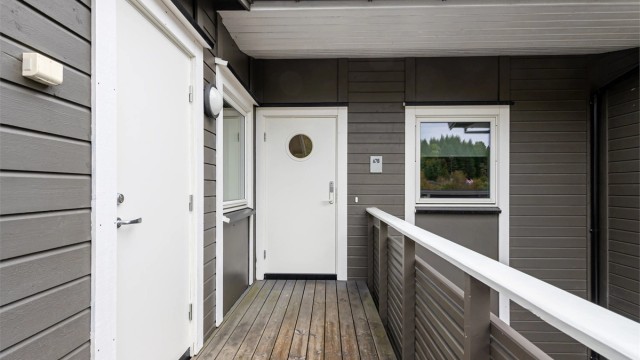 Adkomst til leiligheten skjer via en romslig nordvestvendt balkong med integrert utebod på ca. 4 kvm, noe som gir gode oppbevaringsmuligheter.