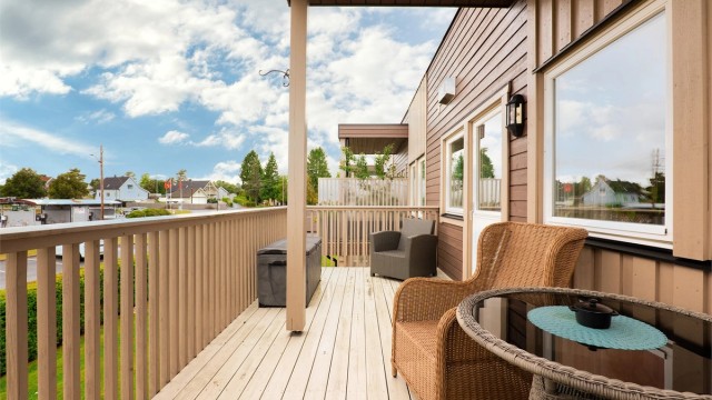 Begge etasjer har et tilknyttet sørvendt uteareal i form av henholdsvis veranda og altan.