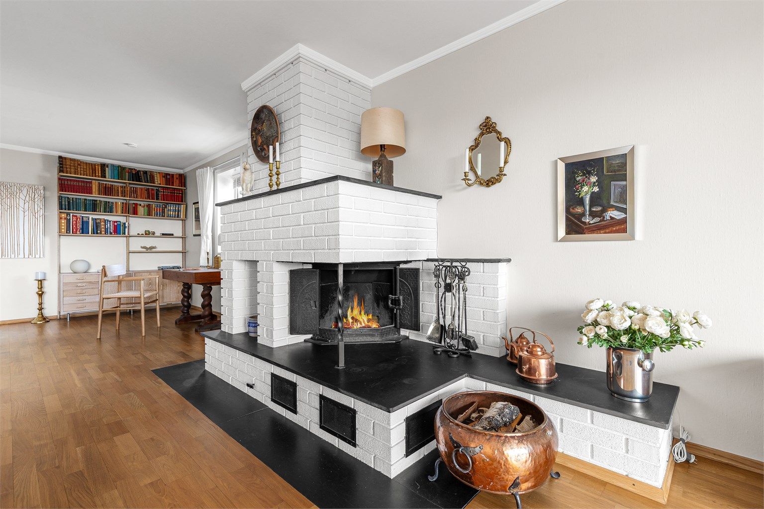 Romslig stue med flere møbleringsmuligheter. Her er det plass til sittegruppe, TV-område og skrivebord e.l. Det er en peis i stuen for ekstra varme og hygge på kjølige dager.