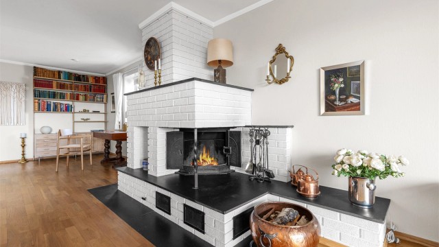 Romslig stue med flere møbleringsmuligheter. Her er det plass til sittegruppe, TV-område og skrivebord e.l. Det er en peis i stuen for ekstra varme og hygge på kjølige dager.