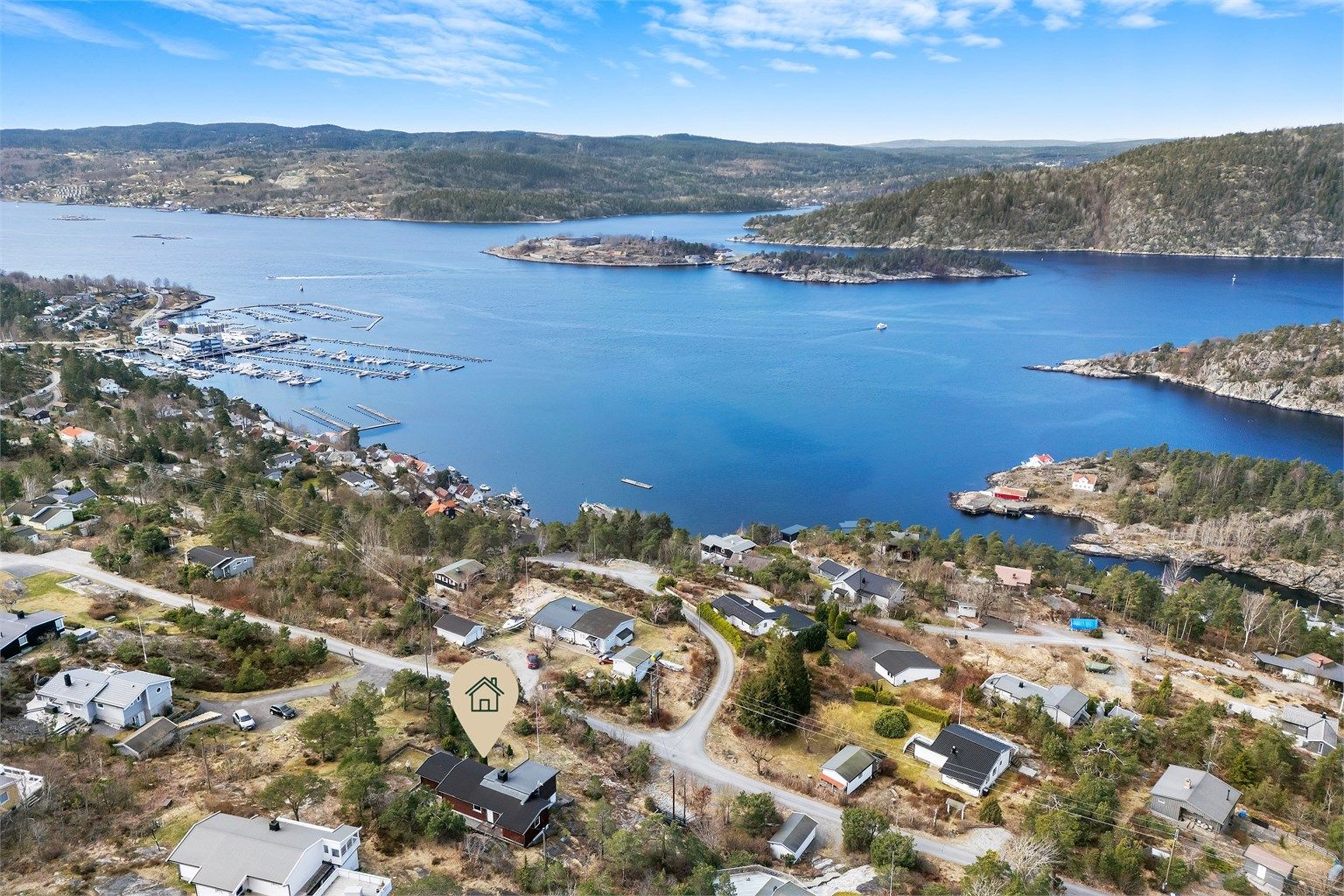 Fritidseiendommen har en fantastisk beliggenhet på Gylte i Frogn kommune, ca. 5 minutters kjøring fra Drøbak sentrum