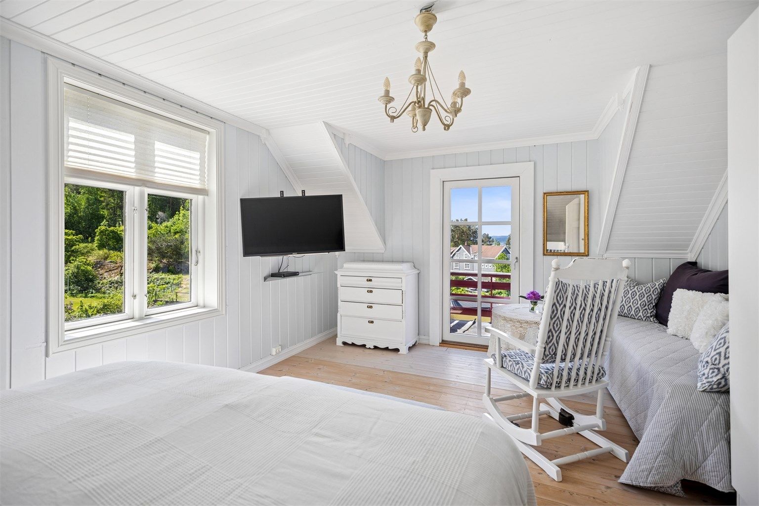 Her er det god plass til dobbeltseng og garderobeskap