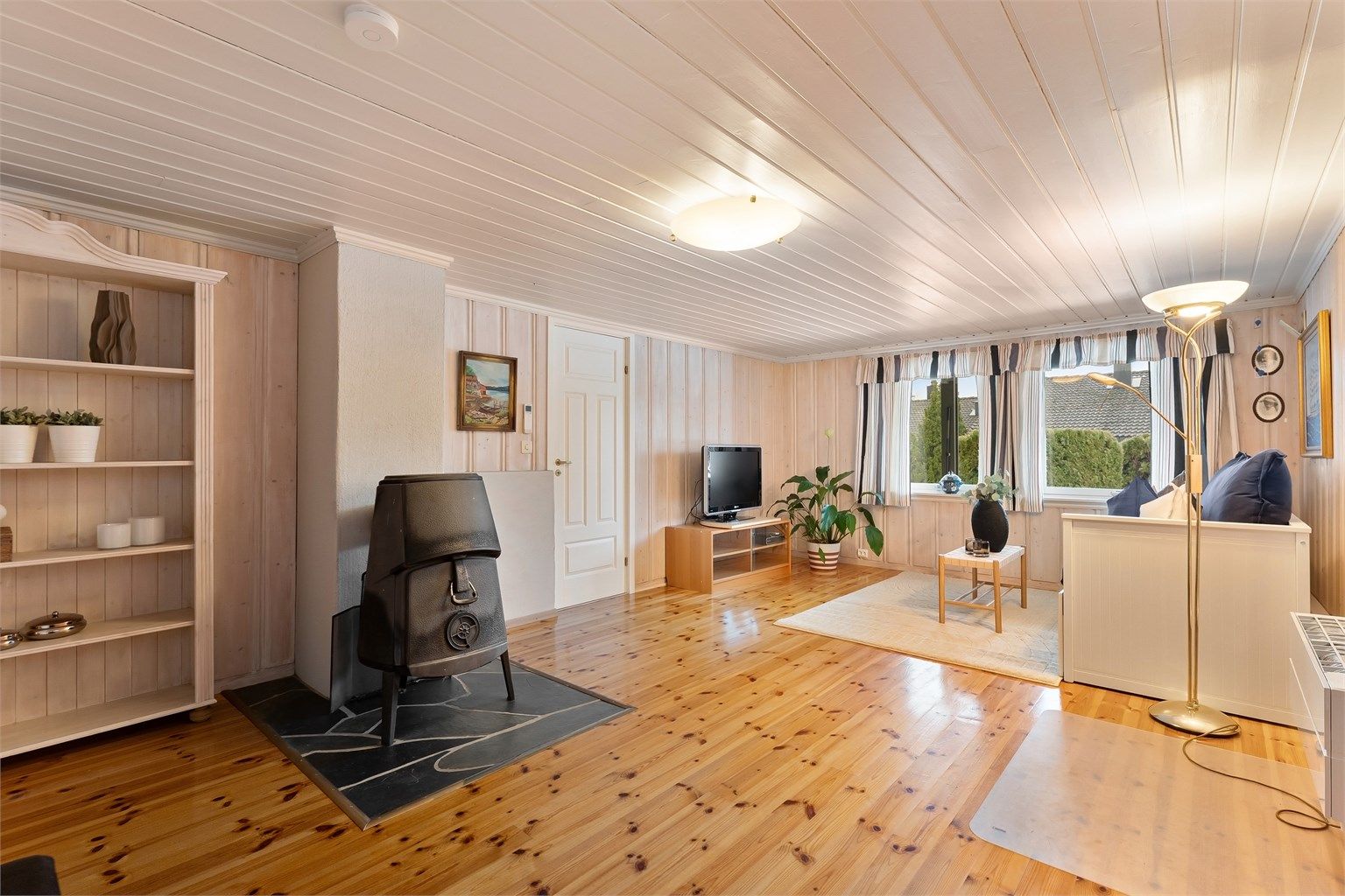 Kjellerstuen er et lunt og allsidig rom, med en effektiv varmepumpe som ble montert i nyere tid.