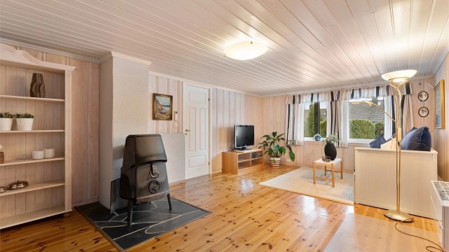 Kjellerstuen er et lunt og allsidig rom, med en effektiv varmepumpe som ble montert i nyere tid.