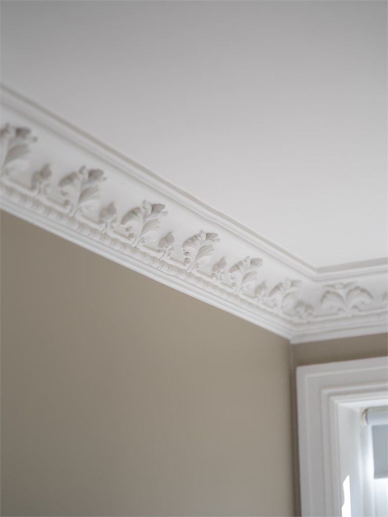 Nydelig stukkatur som under oppussingen også ble malt i fargen "Klassisk hvit" for å skape en fin kontrast inntil fargen "Modern beige" på veggene.