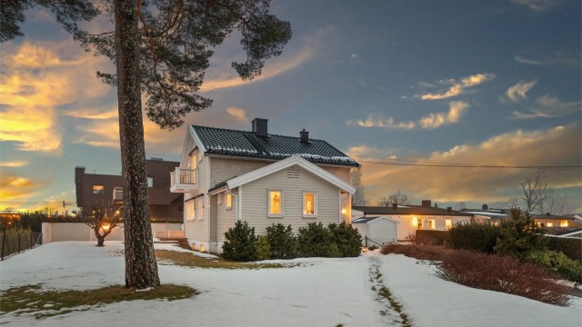 Velkommen til Bernt Knudsens vei 11 - En sjarmerende og innholdsrik enebolig med stor garasje og romslig tomt