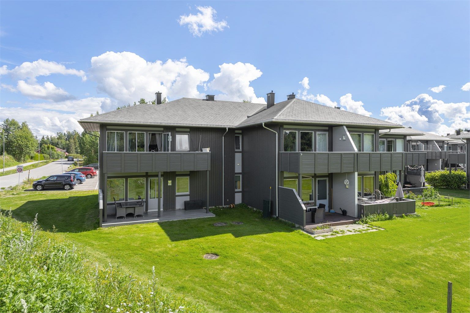 Leiligheten er beliggende i et sentralt boligområde på Skogmo. 