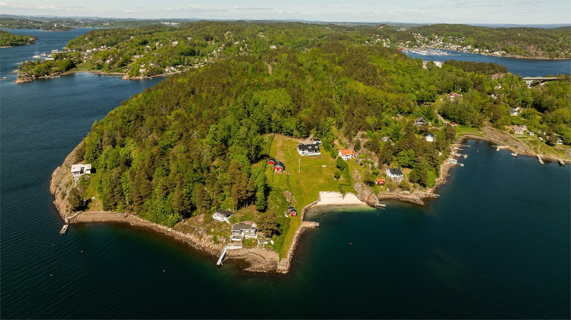 Enten du ønsker urbane opplevelser, shopping, gode matopplevelser eller et aktivt kulturtilbud, ligger Tønsberg lett tilgjengelig – samtidig som du kan trekke deg tilbake til rolige og naturskjønne omgivelser.