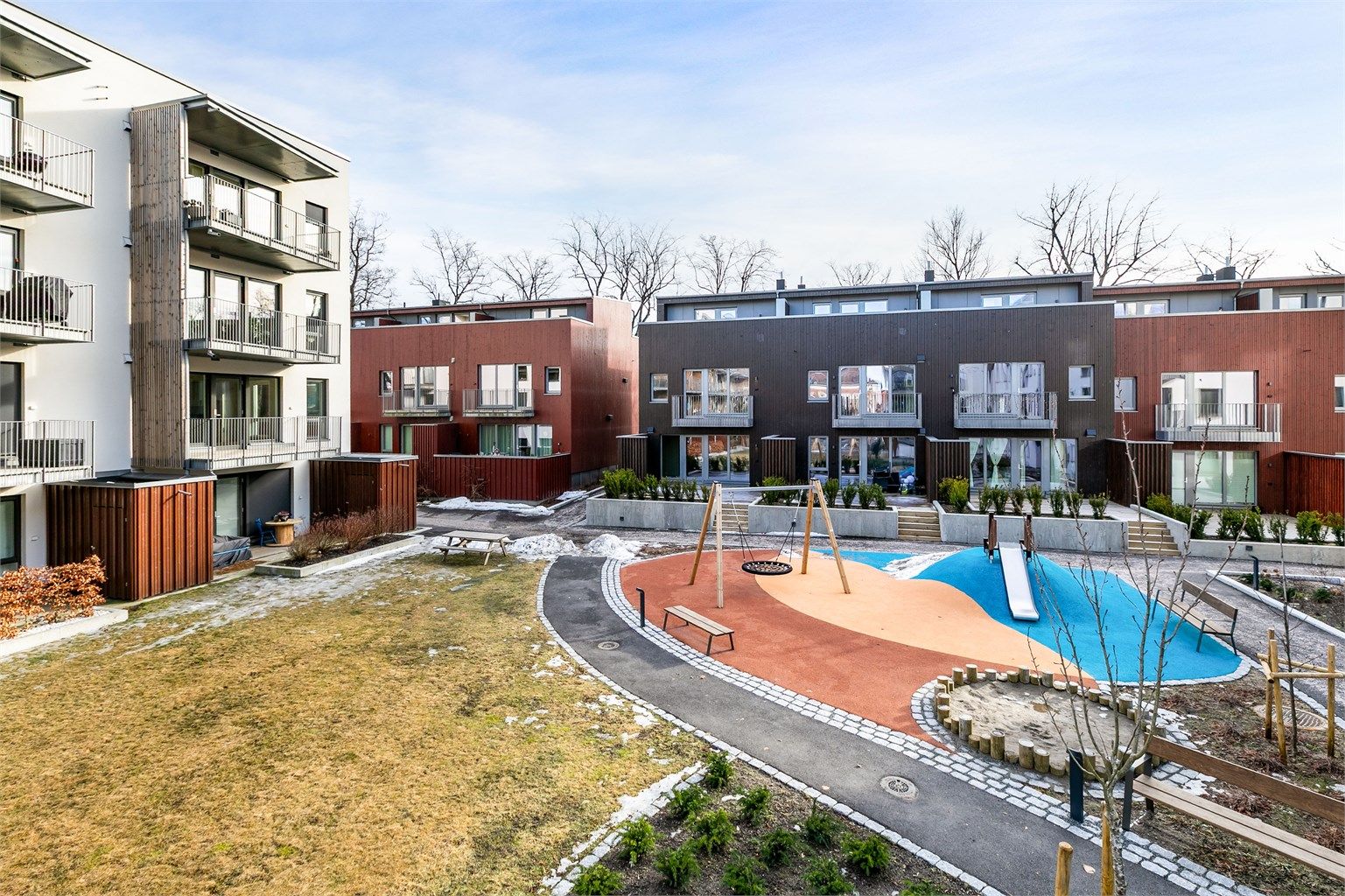 Fellesarealene er opparbeidet parkmessig med store grøntarealer og innbydende gangveier.
