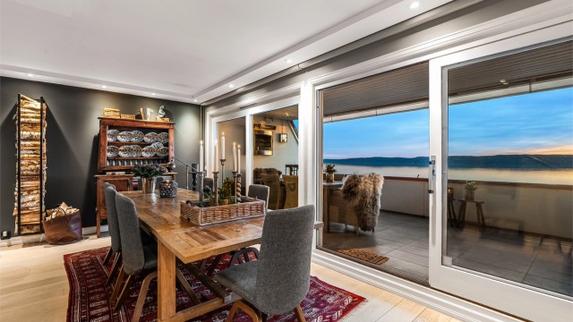 Fra spisestuen er det utgang til en overbygget terrasse på 18 m².