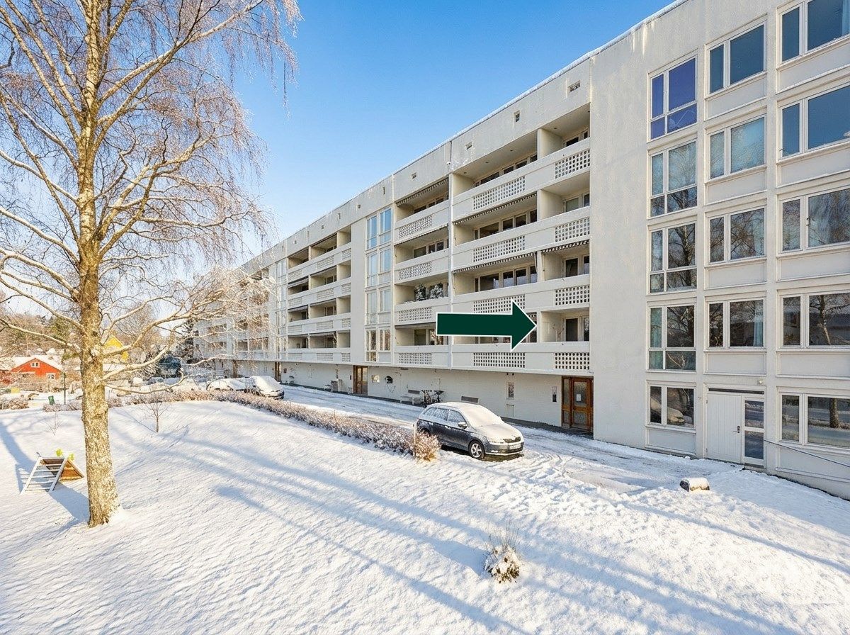 Her bor dere med nærhet umiddelbar nærhet til T-banen, samt kort avstand til barnehager, skoler og buss, samt kort vei til flotte turområder, sommer som vinter. Bildet er AI-redigert