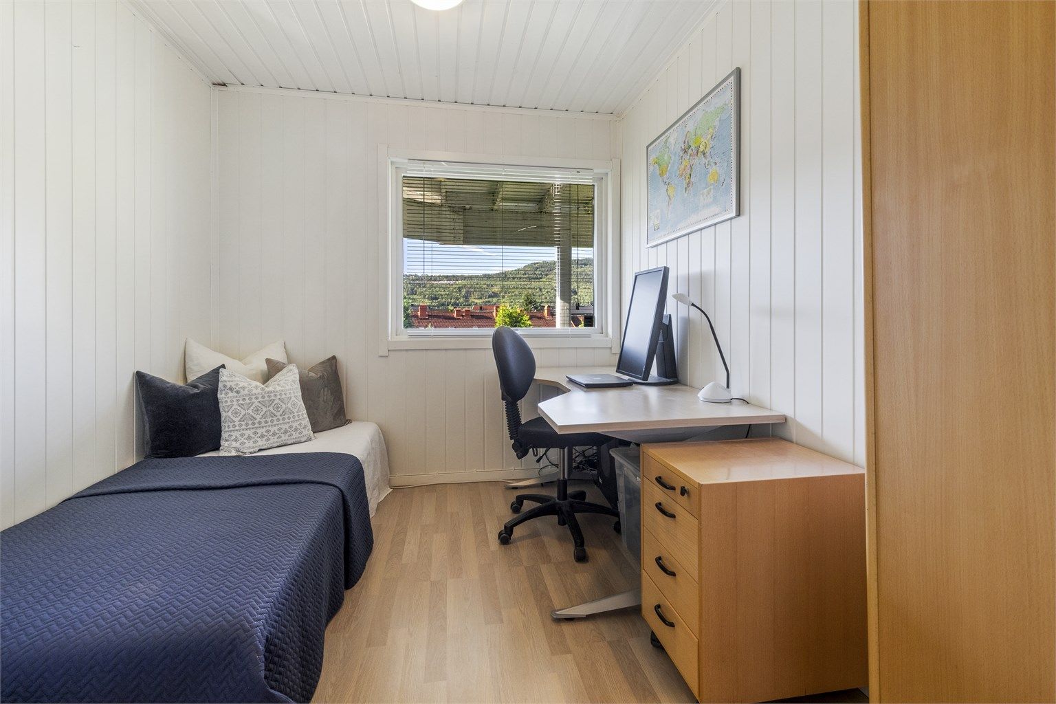 Soverom 2 med laminat på gulv, panelplater på vegger og malt panel i himling.