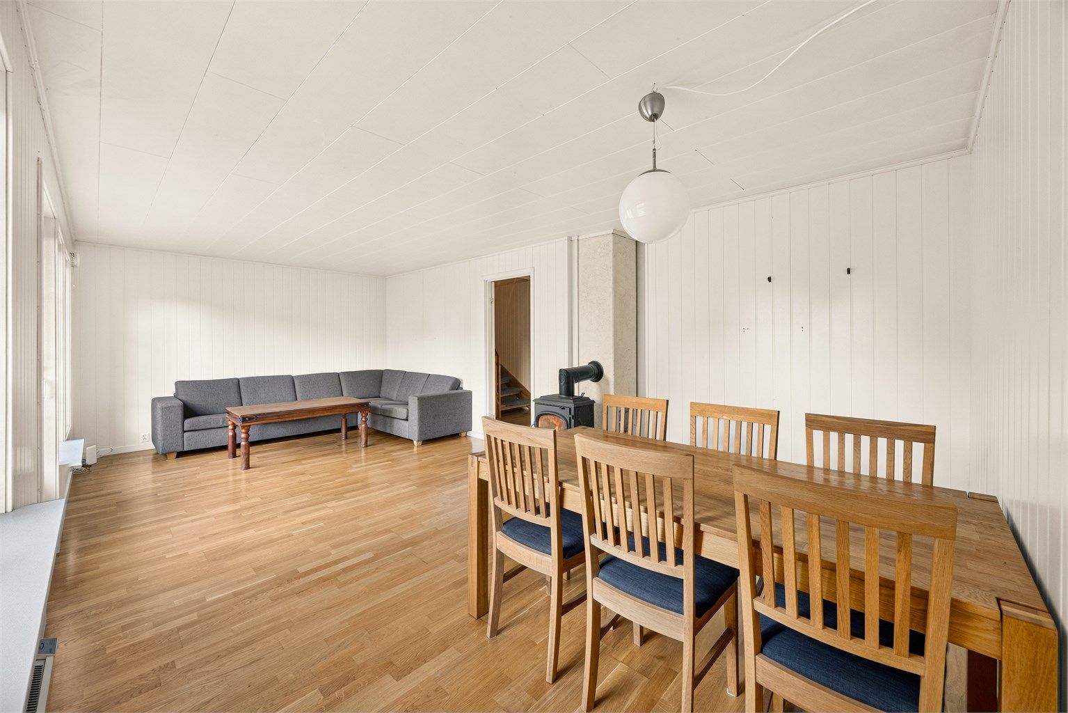 Stuen har god plass til både spisebord og sofagruppe.