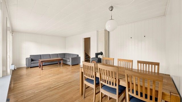 Stuen har god plass til både spisebord og sofagruppe.