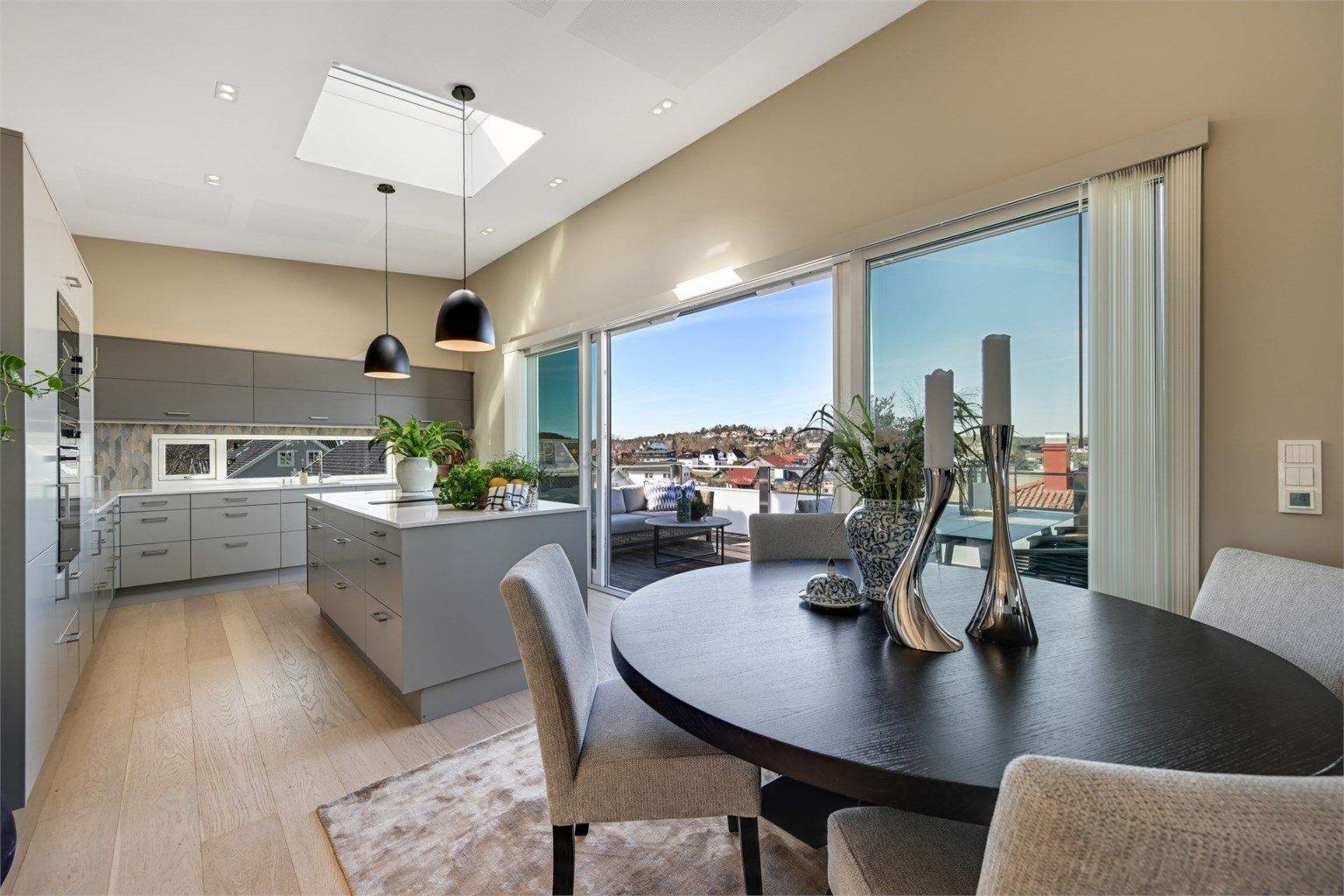 Den åpne planløsningen i andre etasje skaper en luftig og romslig atmosfære.