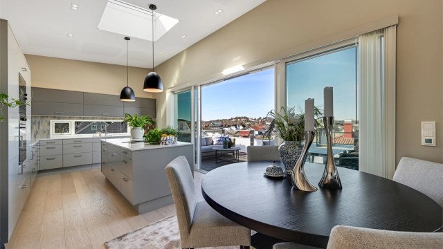 Den åpne planløsningen i andre etasje skaper en luftig og romslig atmosfære.