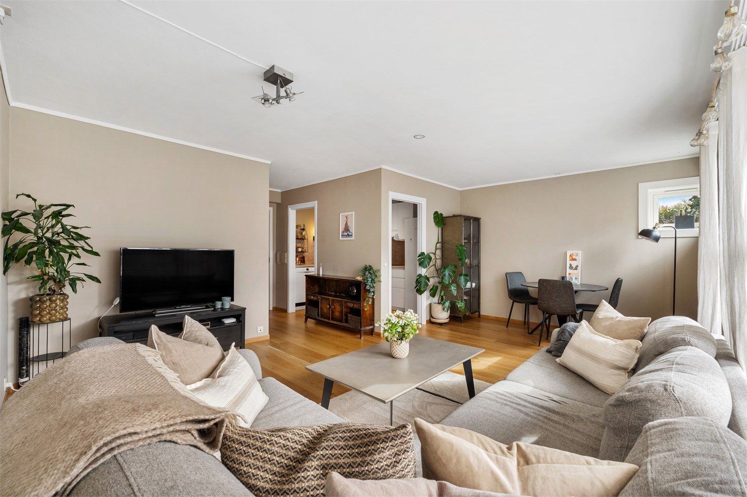 Stuen har en praktisk utforming med plass til flere sittegrupper