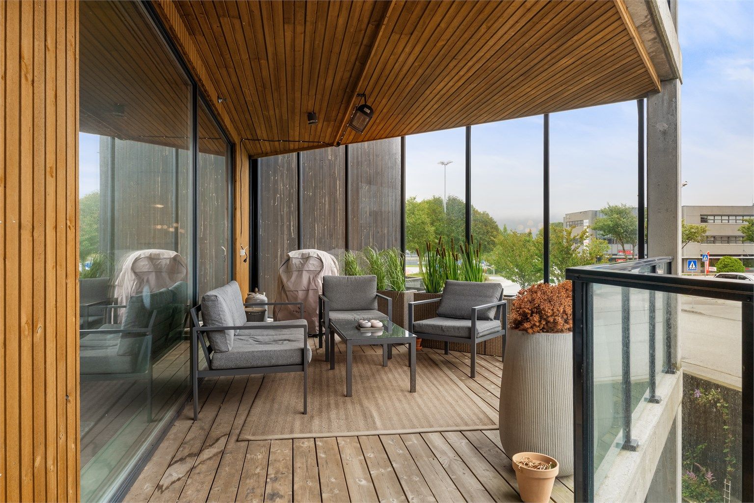 Stor sørvendt balkong som er delvis innglasset. Her er det god plass til både utemøbler og grill. 