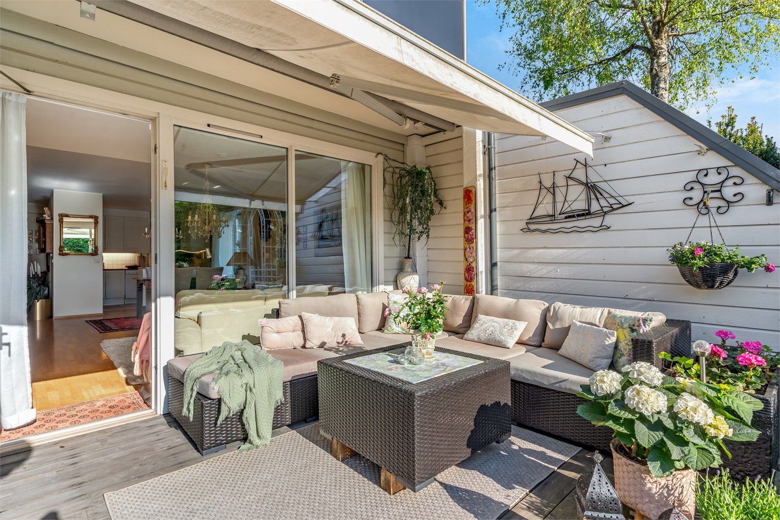 Store vindusflater som gir naturlig dagslys i boligen - videre adkomst til solrik markterrasse på 17 kvm. Foto: Max Strzepka/Oh Shots