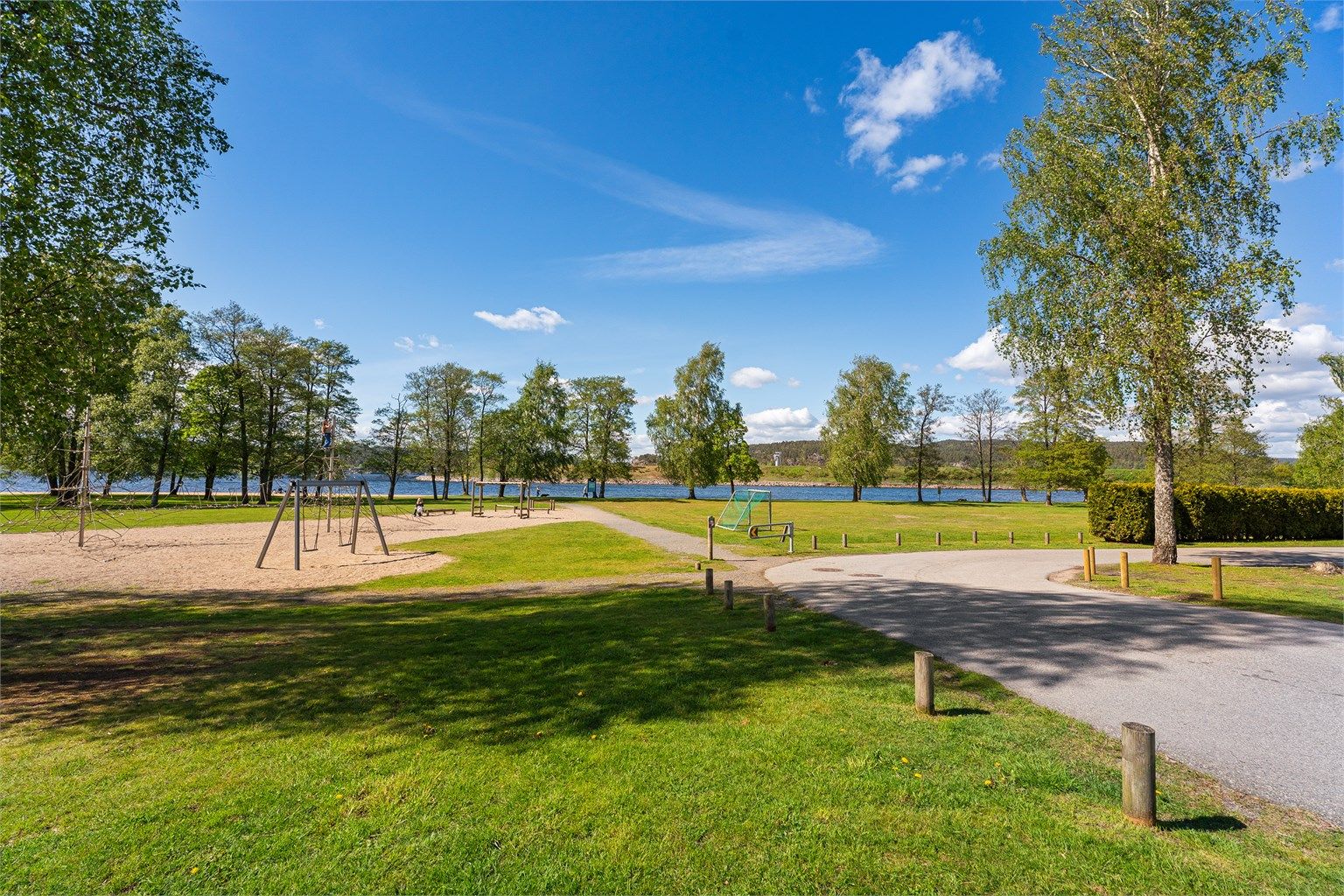 Det er også lekeplass og fotballbane i nærheten. 