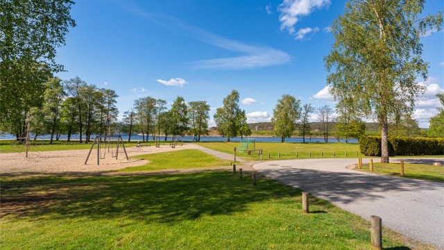 Det er også lekeplass og fotballbane i nærheten.