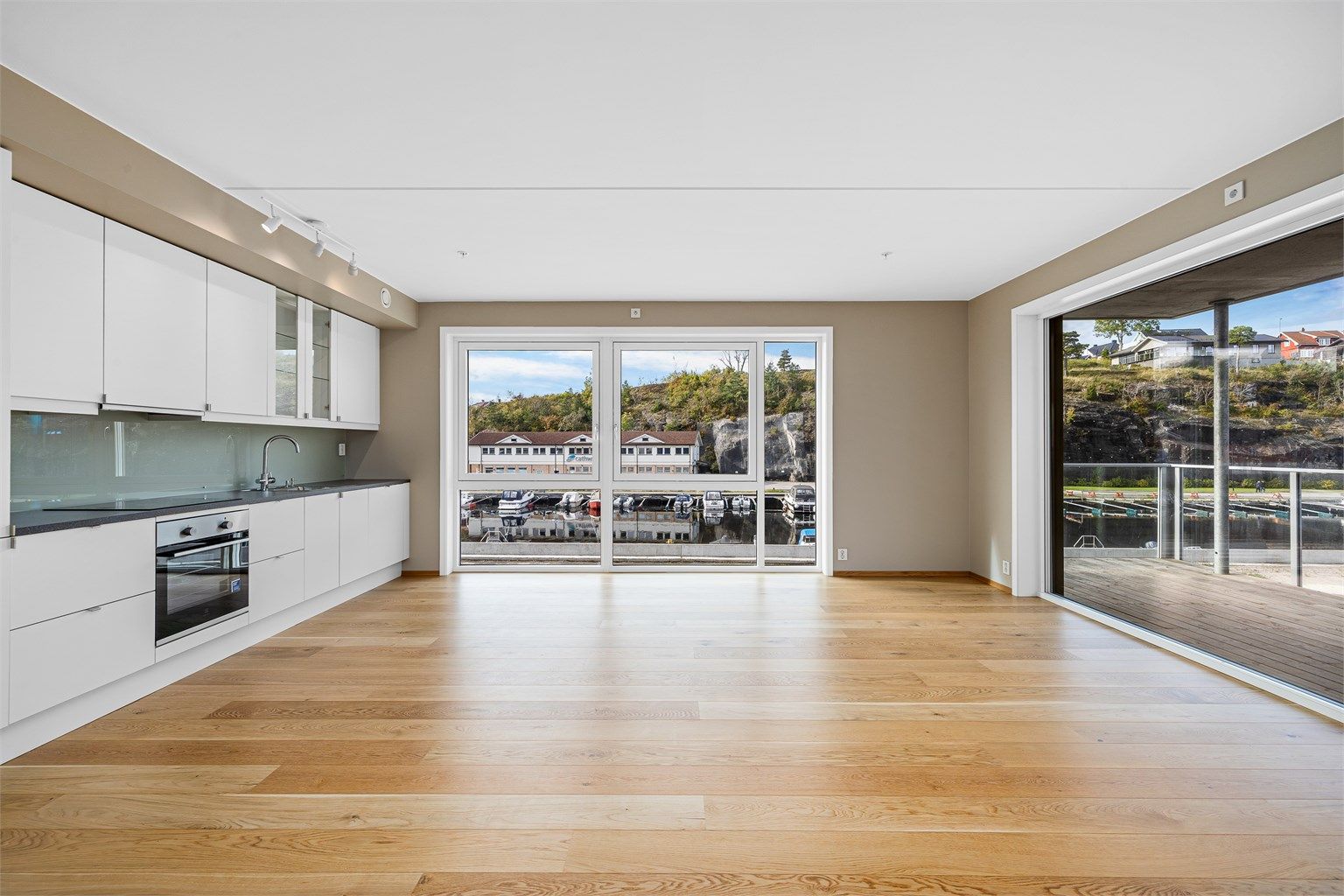 Stort oppholdsrom med mye lys.