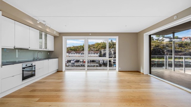 Stort oppholdsrom med mye lys.