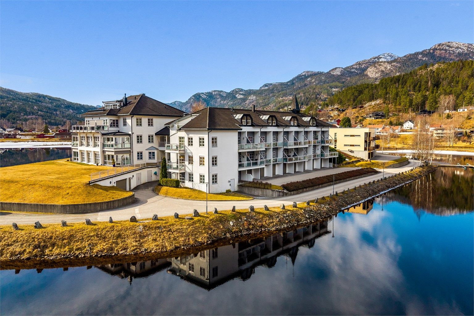 Tomten er fellesareal og vedlikeholdes av sameiet. 