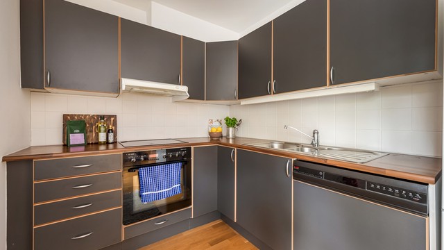 Kjøkkenet er utstyrt med integrert stekeovn, integrert oppvaskmaskin og kjøkkenventilator tilkoblet mekanisk avtrekksanlegg over kokeplassen. Komfyr, koketopp, oppvaskmaskin og kjøleskap medfølger salget.