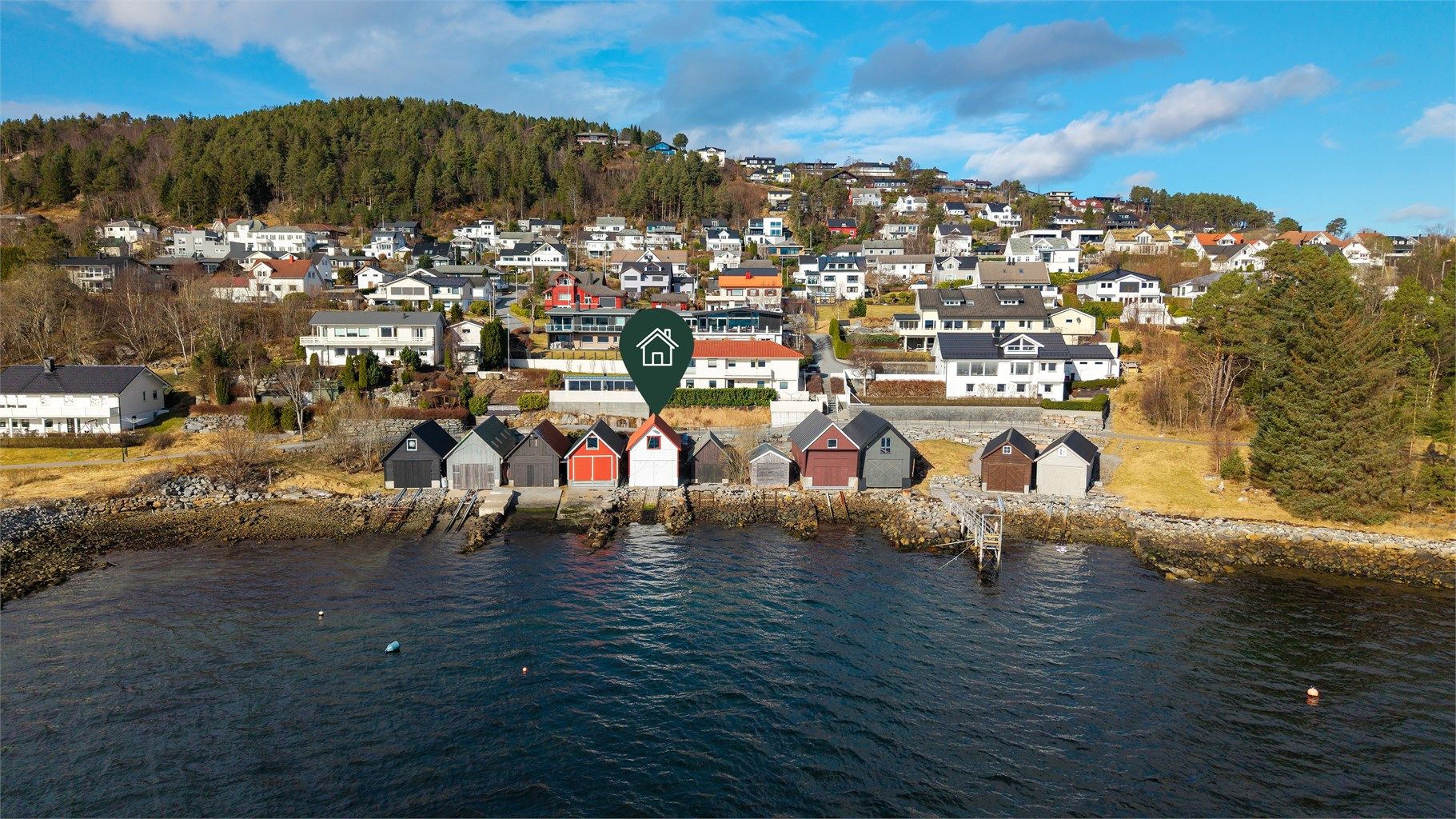 Dronebilde av naustet og naustrekken sett fra sjøsiden