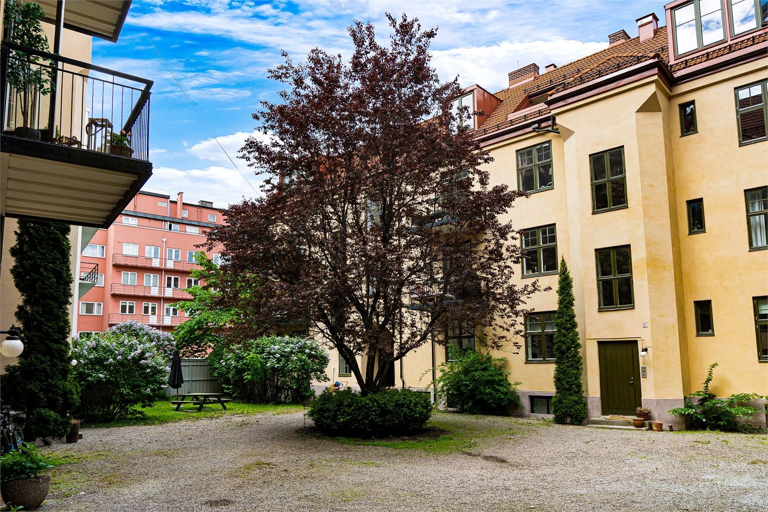 Neuberggata 6A  har en sentral og attraktiv beliggenhet på Majorstuen/Frogner, like ved Vestkanttorget. Gaten ligger tilbaketrukket i en stille sidegate, som gir en rolig atmosfære.