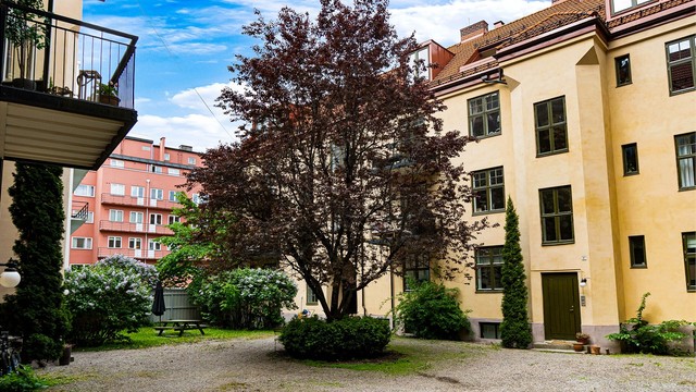 Neuberggata 6A har en sentral og attraktiv beliggenhet på Majorstuen/Frogner, like ved Vestkanttorget. Gaten ligger tilbaketrukket i en stille sidegate, som gir en rolig atmosfære.