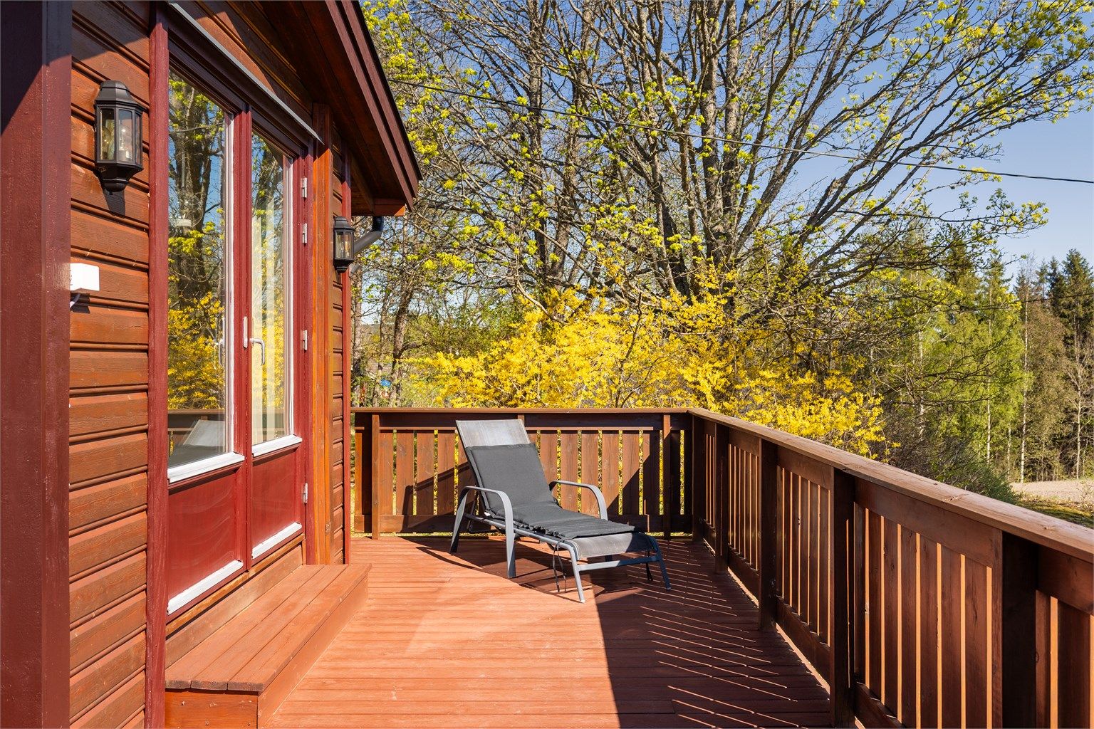 Til terrassens østre side er tilgjengelig fra spisestuen og passer perfekt for morgenkaffen. Hit kommer solen allerede tidlig morgen sommerstid.