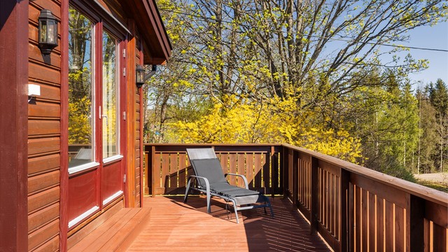 Til terrassens østre side er tilgjengelig fra spisestuen og passer perfekt for morgenkaffen. Hit kommer solen allerede tidlig morgen sommerstid.