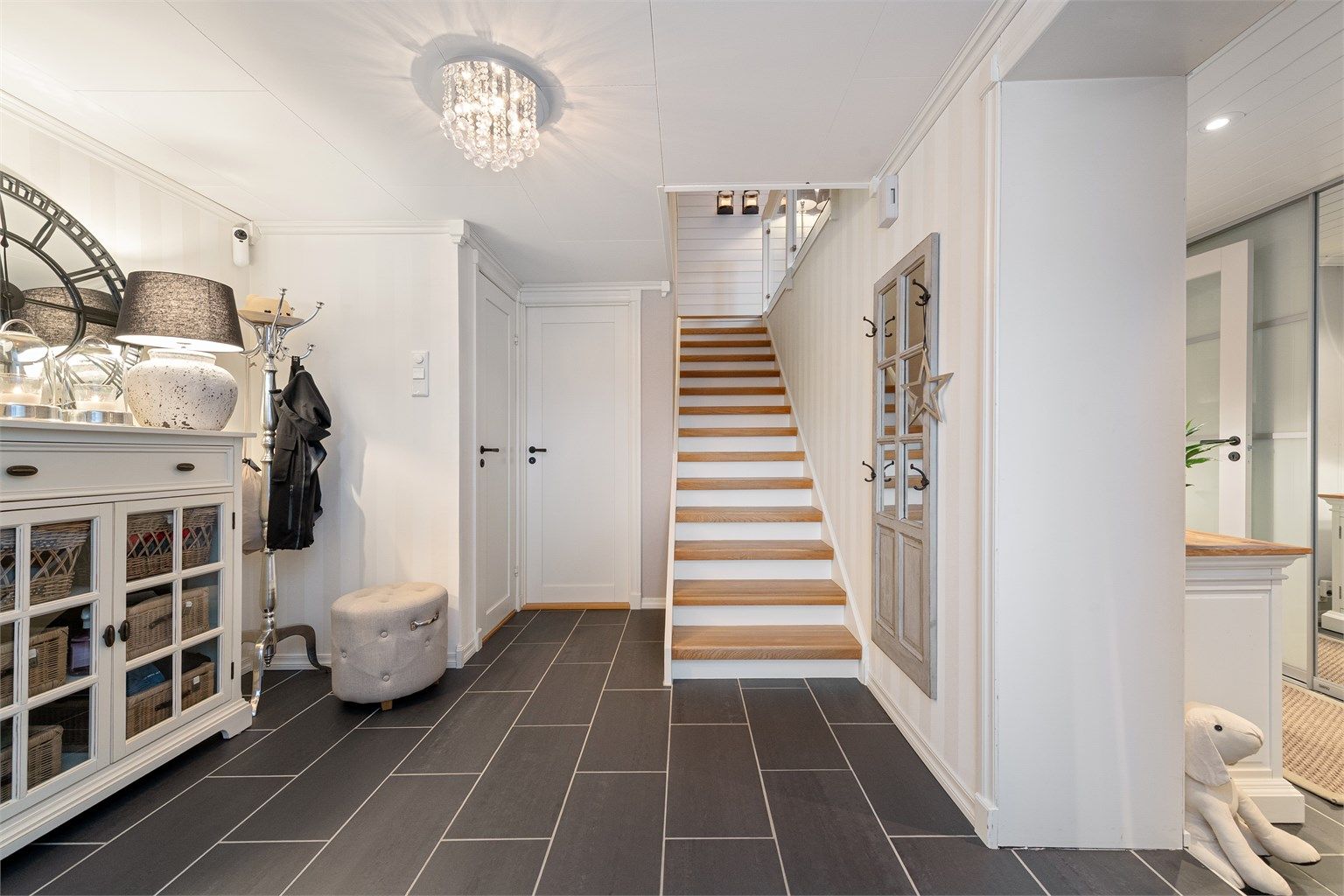 En solid tretrapp binder de to etasjene sammen på en elegant måte