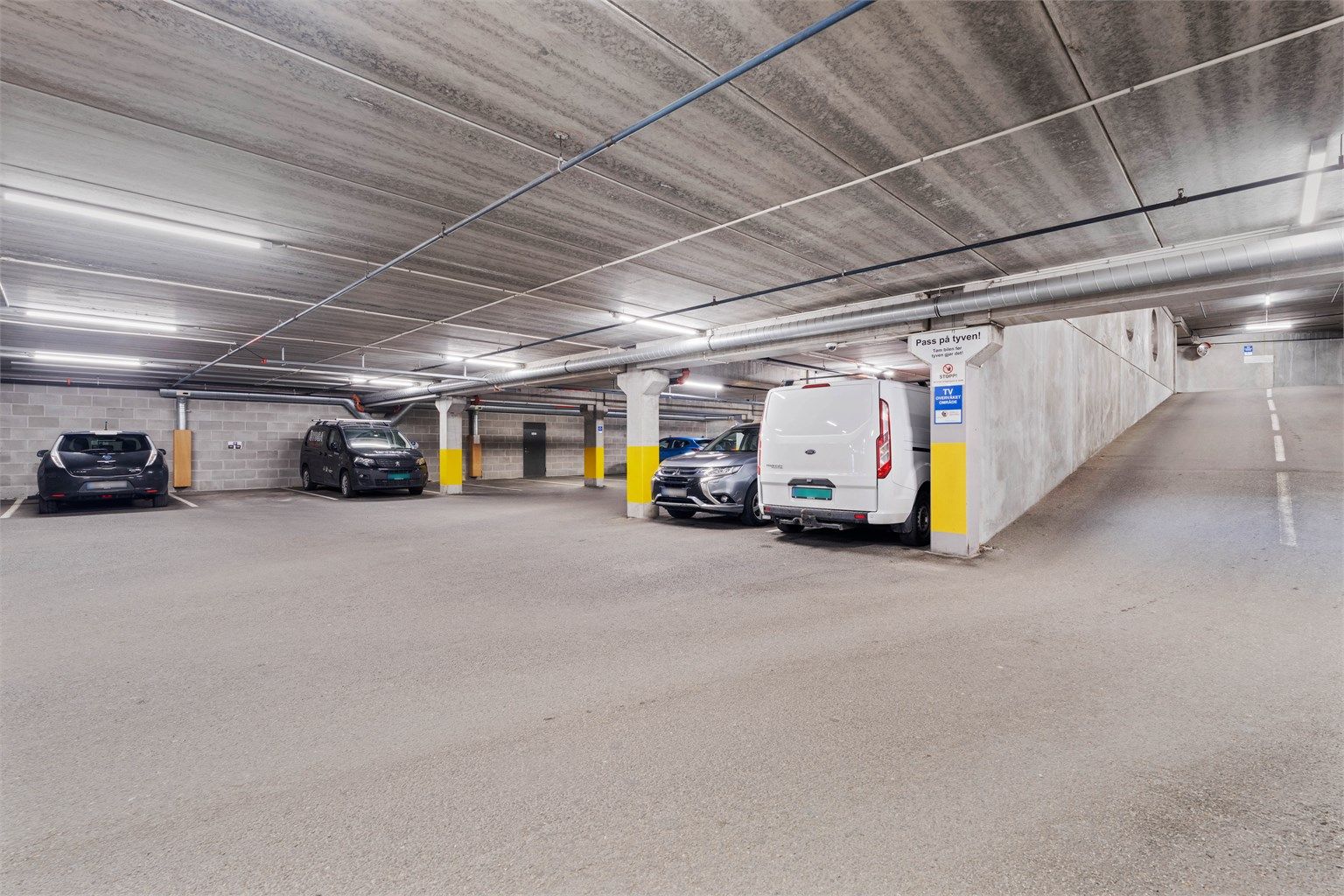 Det medfølger en fast parkeringsplass i lukket anlegg.