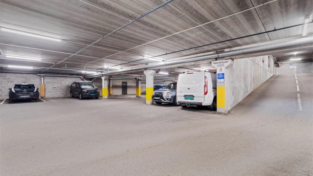 Det medfølger en fast parkeringsplass i lukket anlegg.