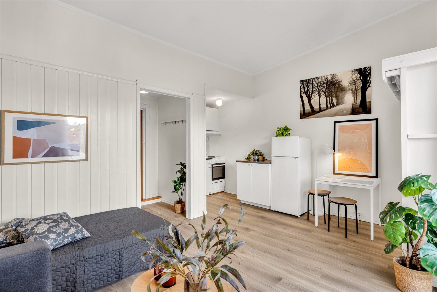 Oppholdsrommet har god plass til både sofa, Tv møblement, spisebord og seng.