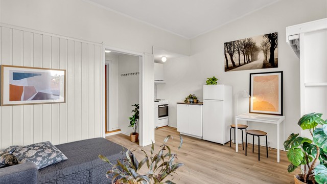 Oppholdsrommet har god plass til både sofa, Tv møblement, spisebord og seng.