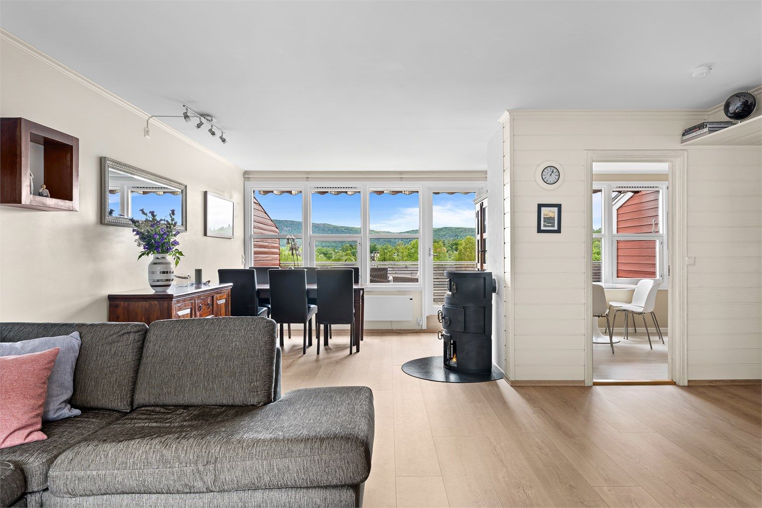 Gjennomgående, med gode lysforhold fra store vindusflater. Flott utsikt mot vest, Rykkinn og Vøyenenga. 