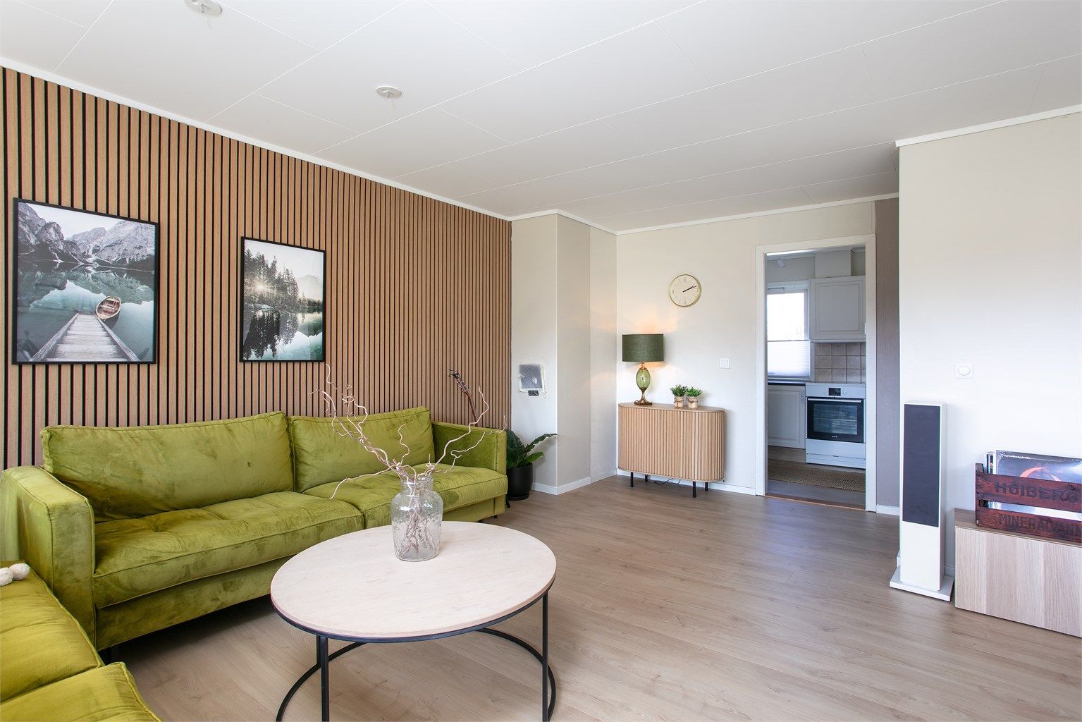 En moderne spilevegg gir rommet karakter. Gulvet i stuen er nylig lagt.