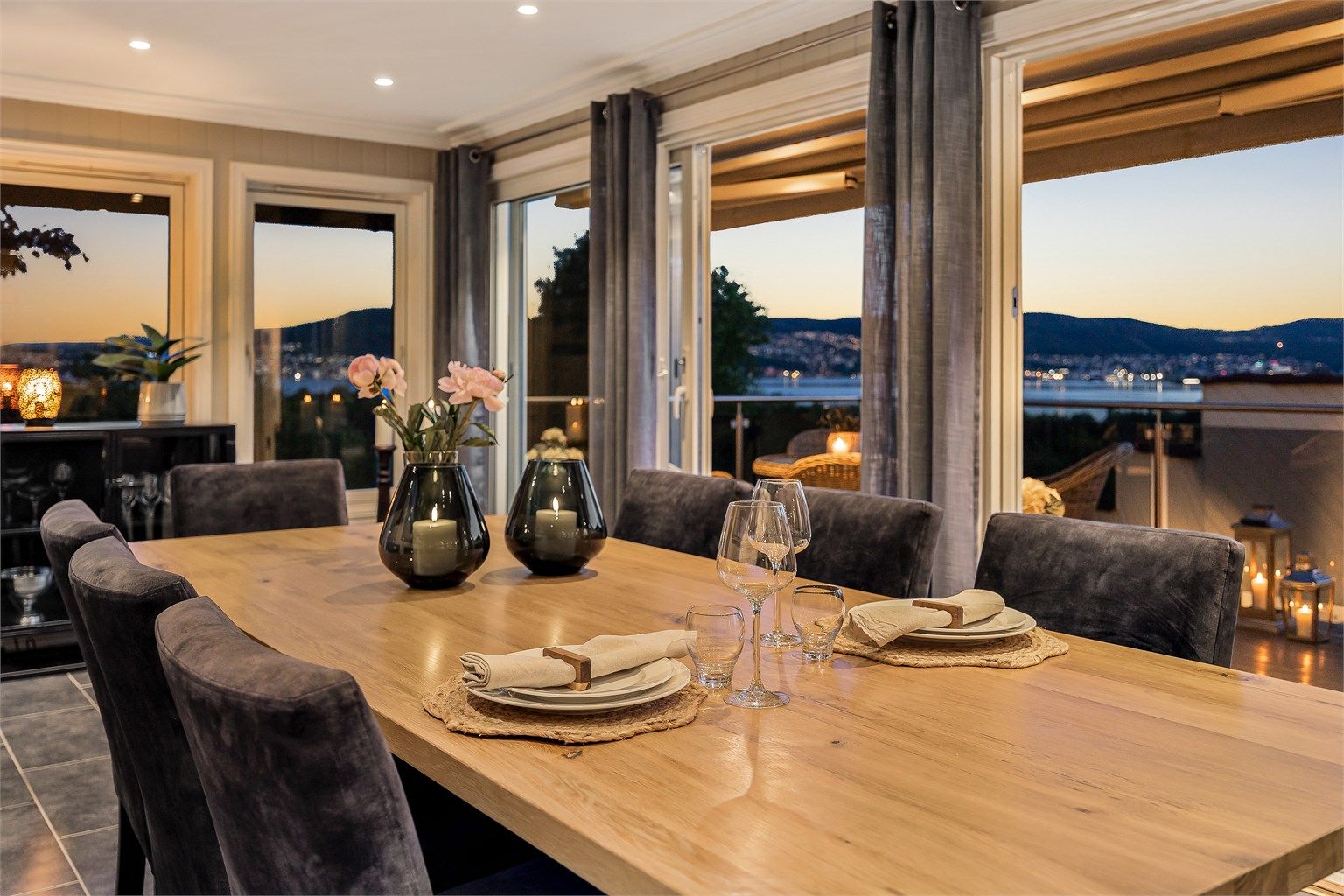 Spisestuen har god plass til langbord for sosiale sammenkomster.