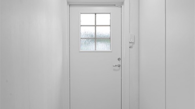 Gang med praktisk mulighet for oppbevaring i skyvedørsgarderobe